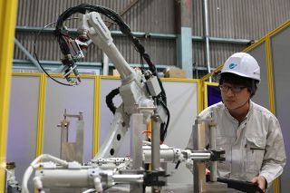 【新星☆駆ける！】協和ファインテック（岡山市）で環境装置や医療機器部品の溶接を担当する山口透也さん（２８）　自動化へ何百通りも試す
