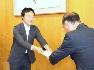 山林火災、被害の復旧に役立てて　ナガオが岡山市へ１００万円寄付