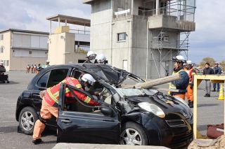 交通事故など想定し救助訓練　岡山市消防局、手順を確認