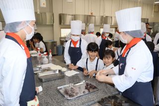 端午の節句でかしわ餅作り　山陽高生、浅口・六条院小児童指導