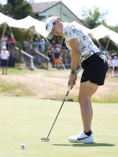岩井明６５、３打差２位　エビアンゴルフ第３日
