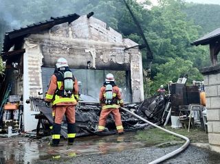 美咲で車庫全焼、軽トラも焼損　家族全員逃げ出し無事
