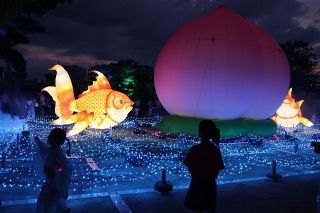 幻想的〝天の川〟に巨大桃　岡山「烏城夏まつり」始まる