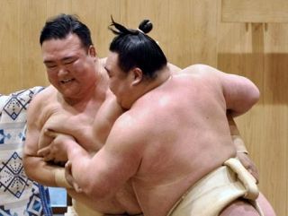 白熊、元横綱の師匠に５勝７敗　「幕内に定着して相撲取りたい」