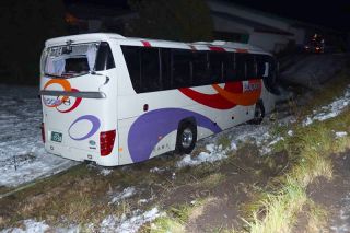 バス横転 のどかな山あいに衝撃　突然大きな音、雪にガラスは飛散