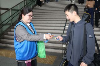 発達障害理解して　自閉症デー前に関係者 ＪＲ岡山駅で呼びかけ