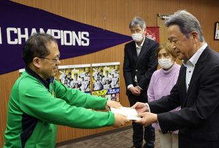 プロ野球「阪神ー中日」（５月１９日・倉敷マスカット）のチケット560枚を3団体に贈呈 倉敷スポーツ公園