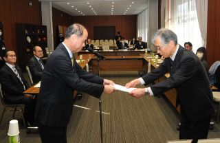 特別職給与の改定基準は　岡山市が報酬審議会に諮問