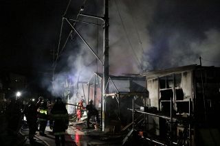 岡山で事務所や倉庫４棟全焼　けが人なし