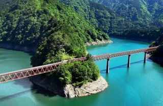 地元の足、「観光列車」に　全国初、値上げに反発も　静岡・大井川鉄道井川線