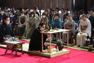 お点前披露 最上稲荷で鑽仰茶会　流麗な所作 愛好者ら堪能　