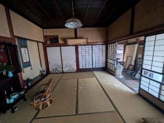 母が亡くなり、残されたのは築１２７年の空き家、一体どうすれば…　「実家じまい」の難しさ…解体に大金、買い手探し難航、親族でもめるケースも
