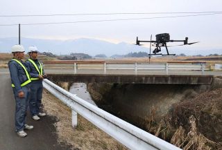 奈義町 橋梁点検にドローン活用　作業効率化、点検精度を高める