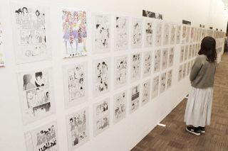 「推し武道」の世界 ファン堪能　クレド岡山で複製原画展