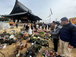 西大寺会陽「あと祭り」始まる　観音院会場に植木市や飲食販売