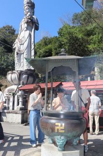手を合わせ無病息災願う　井原・嫁いらず観音院で秋季大祭