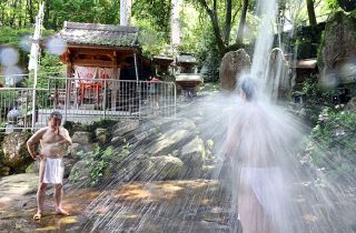 【おかやま祭時記】④　御瀧祭り 龍泉寺（岡山）　滝に打たれリフレッシュ