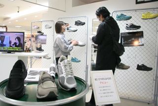 東京で人気の「蒸れにくい靴」　岡山高島屋が売り場常設