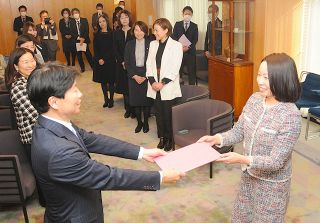 「女性に選ばれる岡山」目指そう　経営者グループ 県に行動宣言提出