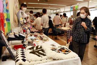 障害者が手がけた雑貨や食品販売　岡山市役所でマルシェ始まる