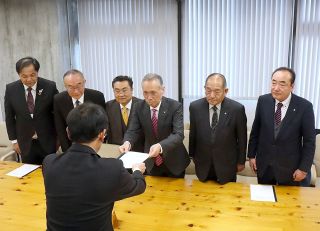 津山圏域に新たな産業団地設置を　定住自立圏、県に要望書提出