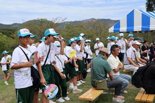 地元・宇野中生がプロ大会の熱気触れる　山陽新聞レディース杯ゴルフ