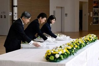 天皇ご一家、福島で供花　原発立地の双葉町を訪問