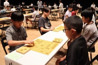 倉敷 小中学生 盤上で熱戦　将棋大会 ９１人腕競う