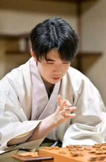 藤井王位が７連覇　将棋、伊藤二冠を破る