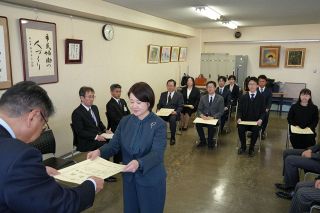 ７教員２校の功績たたえる　岡山市教育功労賞　