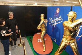 黄金の大谷選手 豪華な輝き　置物や仏具千点超 岡山高島屋で展示販売