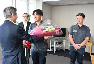 平林金属の右腕阿曽ら初Ｖを報告 ソフトボール男子Ｕ２３Ｗ杯代表 本社訪問