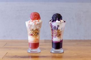 荒削りの氷載せたパフェでひんやり　アイス店ＡＯＢＡ、イチゴとブルーベリー