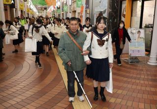 点字ブロックの大切さ訴え、歩く　岡山の視覚障害者ら 岡山・表町商店街から歩く