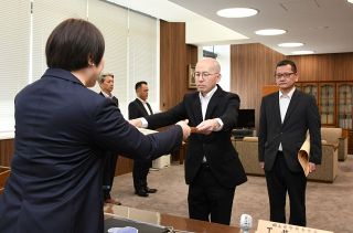 岡山県警 木村課長補佐、角南警部に警察功労章　本部長へ受章報告