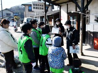 住民らごみ回収しながら散策　笠岡・新山地区クリーンウオーク