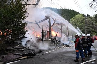 母屋と離れが全焼 １人手にやけど　美作市奥で民家火災