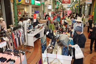 ゴールデンフェスタ岡山が開幕　衣料品や雑貨 割安で販売