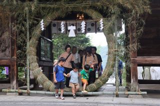 今年後半の無事願い茅の輪くぐり　備後一宮吉備津神社、夏越の大祓祭も
