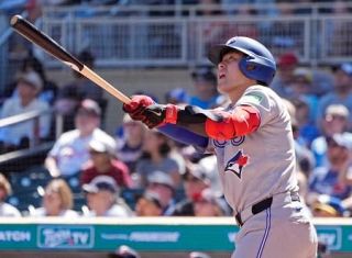 大リーグ、岡本３試合連続本塁打　鈴木２安打、大谷は無安打