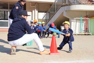 ティーボール楽しかった　日比製煉所野球部が園児向け教室