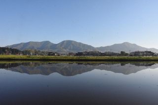 雄大な対称美 逆さ蒜山くっきりと　自然と人の営みが生む光景