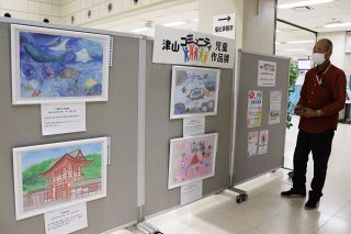 夏休みの思い出や風景 みずみずしい感性の入賞作９点　津山市役所で児童作品展