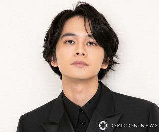 北村匠海、“短髪七三”スタイルの新ビジュアル「一瞬だれだかわからない」「やなせさんにしか見えなくてすごい」　次期朝ドラ『あんぱん』で今田美桜の相手役