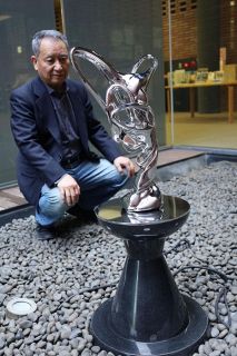 現代美術家野田さん、輝きの彫刻　福山市中央図書館に新作を設置