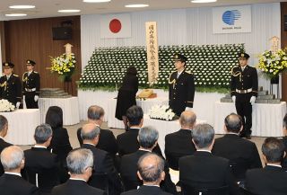 殉職警察職員４８人　 遺族、幹部らが追悼　岡山県警本部で慰霊祭