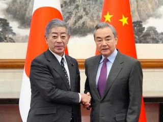 日本、中国人観光客に１０年ビザ　王毅外相の早期来日で一致