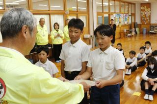 「人権の花」育て種を寄贈　吉備中央・加賀東小に感謝状