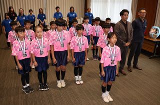 全国ドッジ大会準優勝を報告　南輝の選手ら、岡山市長に