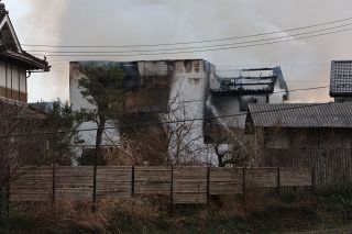 美咲町で民家全焼、焼け跡から１遺体見つかる　身元確認急ぐ 美咲署
